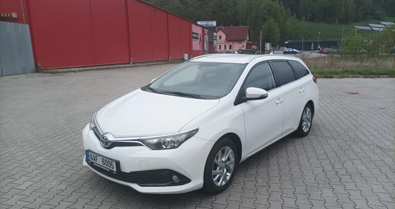 Toyota Auris cena 38990 przebieg: 190000, rok produkcji 2017 z Urzędów małe 121